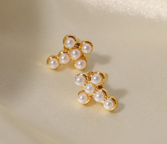 ✨Earings in pearls with cross design ✨
