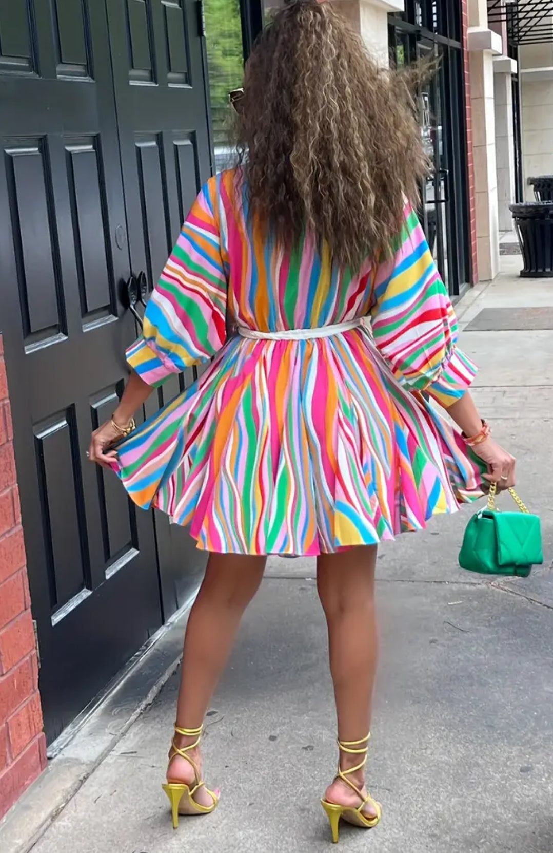 ✨Beautiful suit with brightly colored lines✨