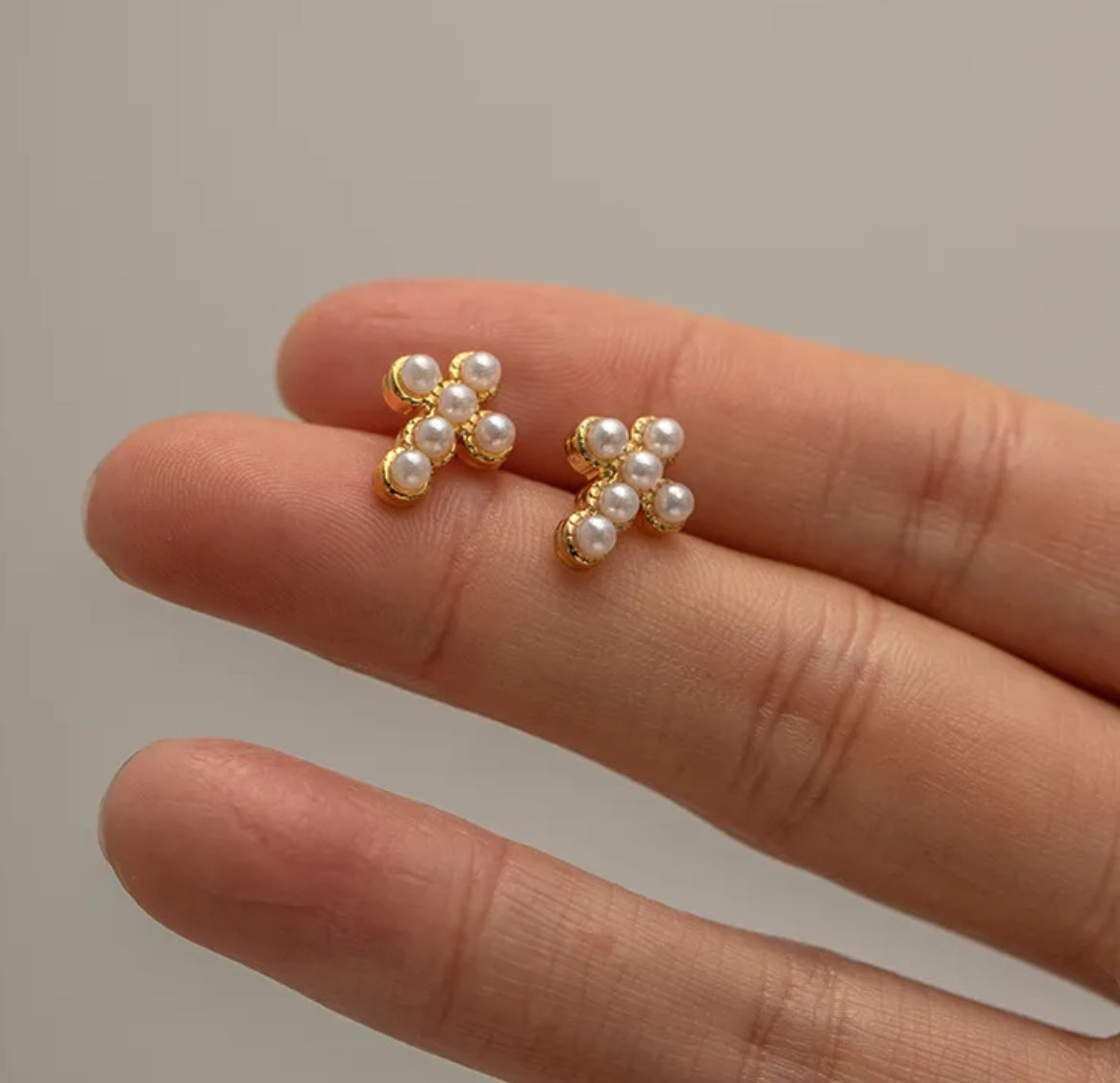 ✨Earings in pearls with cross design ✨
