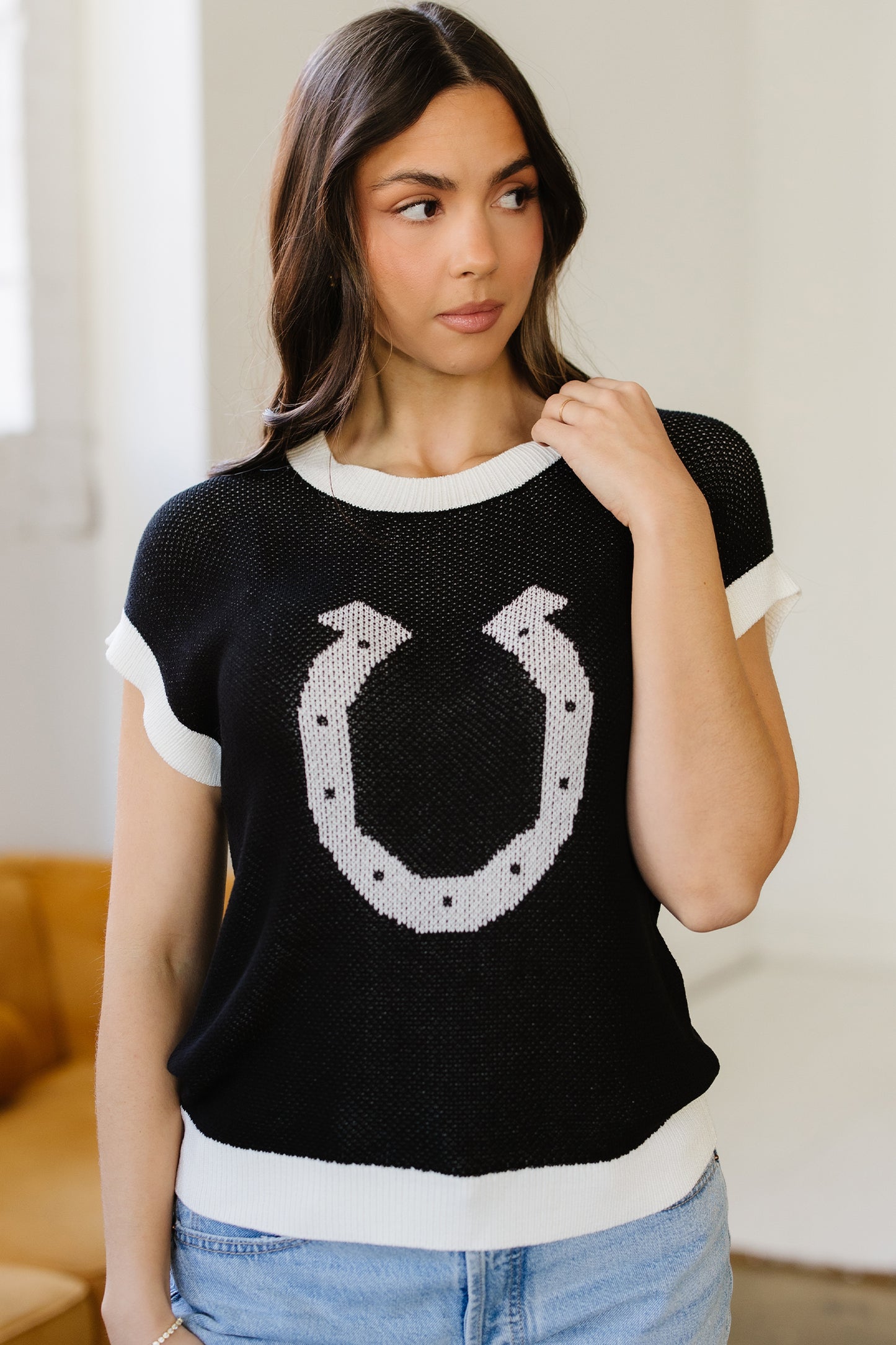 Goat Horse Shoe Pattern Contrast Trim Short Sleeve Sweater🤎
