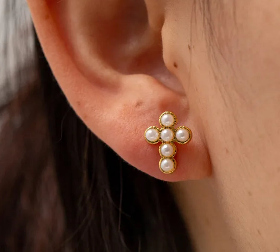 ✨Earings in pearls with cross design ✨