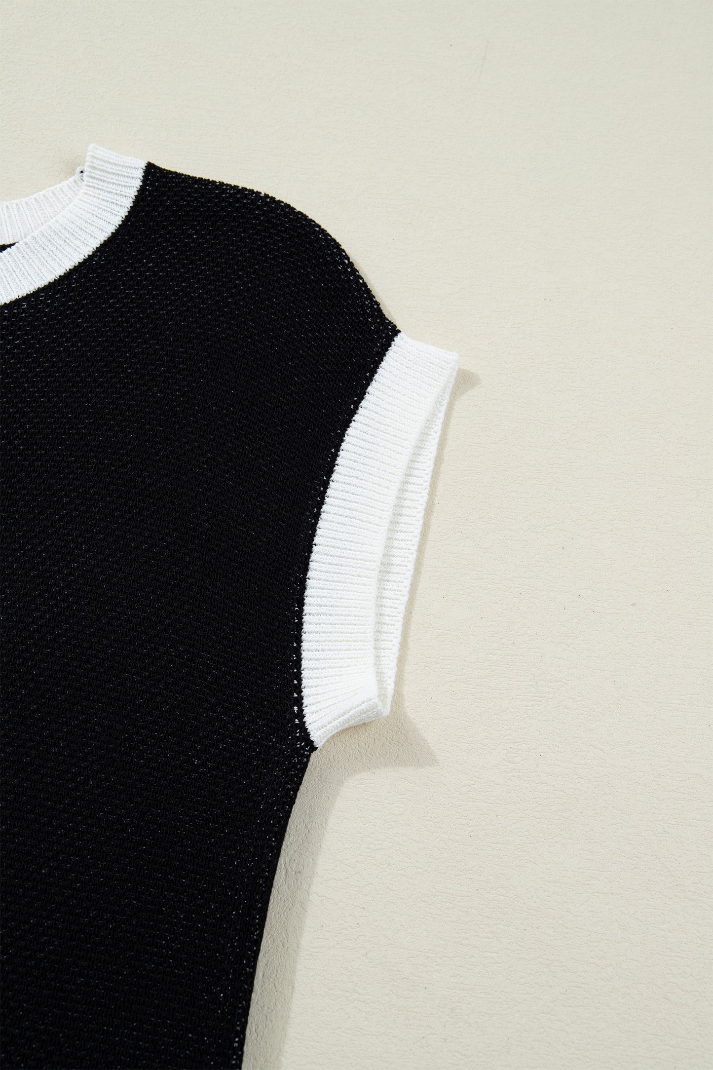 Goat Horse Shoe Pattern Contrast Trim Short Sleeve Sweater🤎