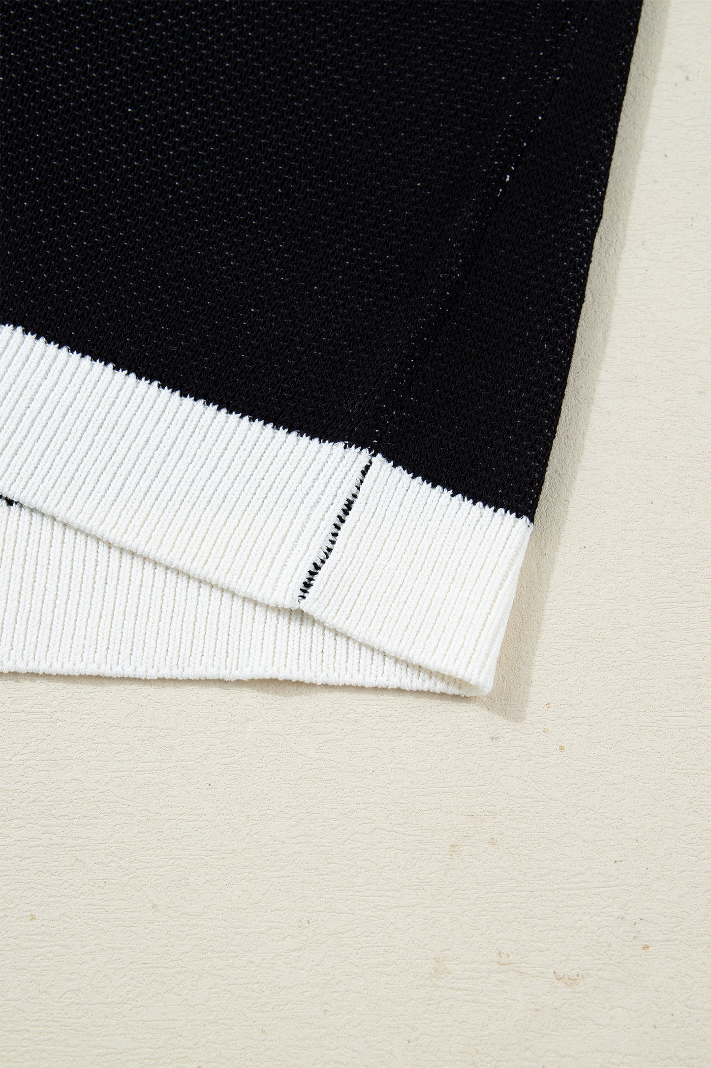 Goat Horse Shoe Pattern Contrast Trim Short Sleeve Sweater🤎